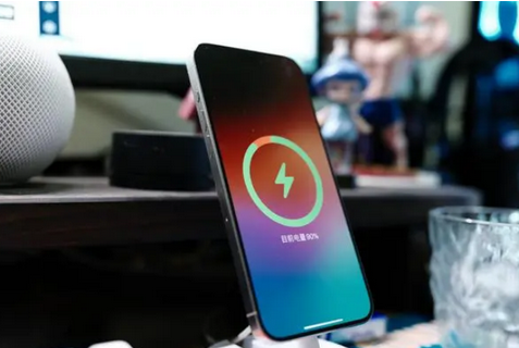 百色苹果15换屏服务分享用什么充电器给iPhone15充电更好 